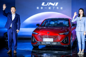 長安UNI-V全球首發(fā)亮相，“未來科技運動轎跑”超感駕臨