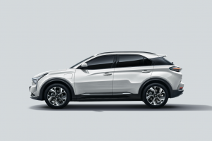同價之選：智能純電SUV，選哪吒“U U”，還是埃安“Y Y”？